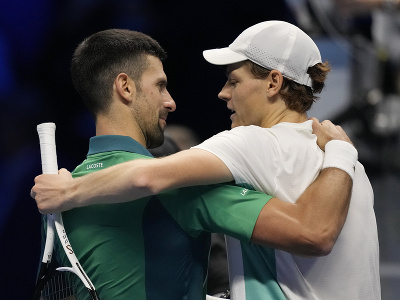 Novak Djokovič a Jannik Sinner v objatí po vzájomnom zápase