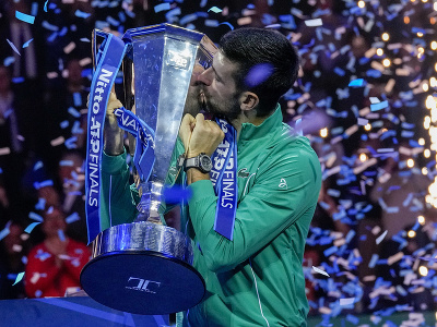 Novak Djokovič oslavuje triumf na Turnaji majstrov 2023