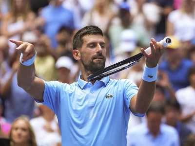 Novak Djokovic hraje raketou