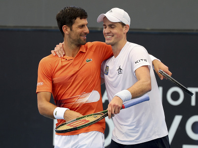 Srbský tenista Novak Djokovič a jeho deblový kolega Vasek Pospisil 