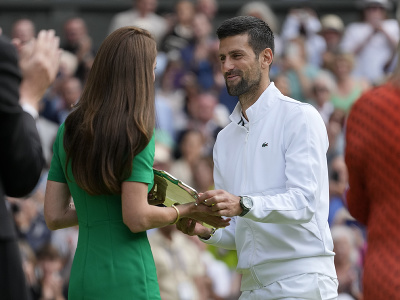 Srbský tenista Novak Djokovič si preberá trofej pre porazeného finalistu Wimbledonu