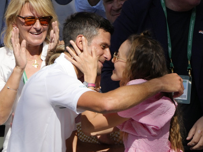 Srbský tenista Novak Djokovič siedmykrát v kariére triumfoval vo Wimbledone. Na snímke s manželkou Jelenou