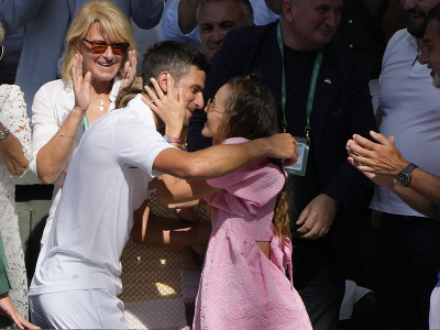 Srbský tenista Novak Djokovič siedmykrát v kariére triumfoval vo Wimbledone. Na snímke spolu s manželkou Jelenou a zvyškom rodiny
