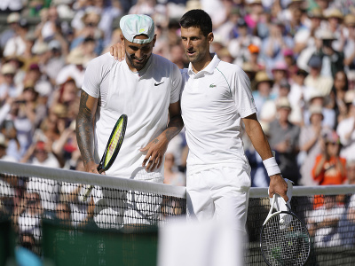Srbský tenista Novak Djokovič a Austrálčan Nick Kyrgios po finále Wimbledonu