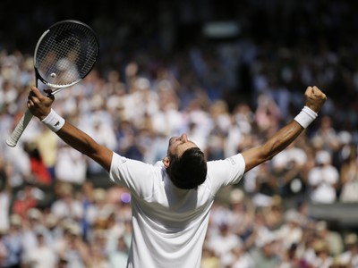 Novak Djokovič oslavuje titul na Wimbledone