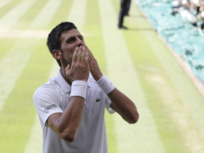 Novak Djokovič oslavuje titul na Wimbledone