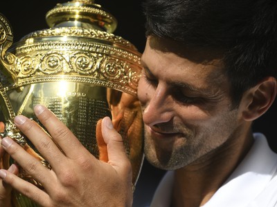 Novak Djokovič pózuje s trofejou Wimbledonu
