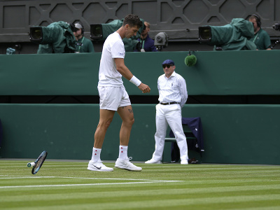 Novak Djokovič počas druhého kola na Wimbledone