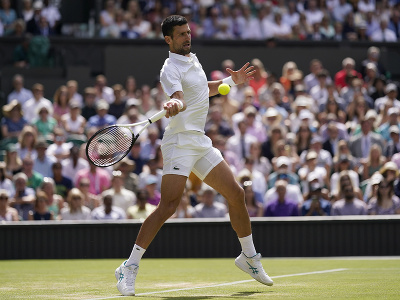 Novak Djokovič odvracia úder v osemfinále Wimbledonu