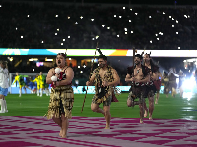 Na snímke tanečníci vystupujú počas otváracieho ceremoniálu majstrovstiev sveta vo futbale žien