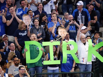 Nemecký hráč Dallasu Dirk Nowitzki sa lúči so slzami v očiach s kariérou