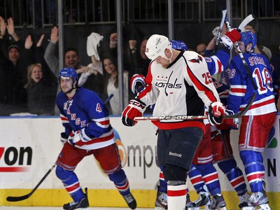 Jason Chimera a v pozadí radosť hráčov Rangers