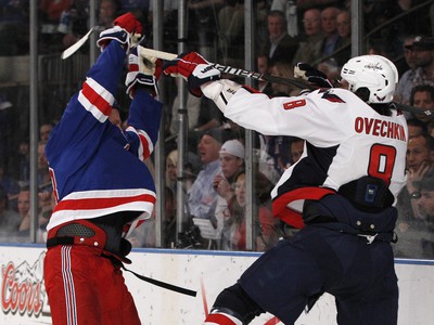 Marc Staal a Alex Ovečkin v súboji