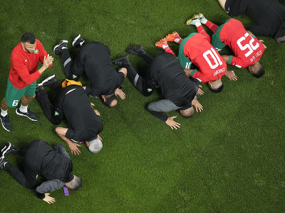 Marockí futbalisti a členovia realizačného tímu kľačia na trávniku po prehre 1:2 v zápase o tretie miesto s Chorvátskom