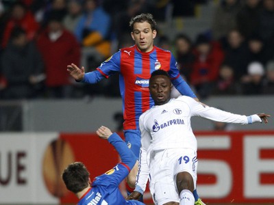 Obasi bránený Pilařom a