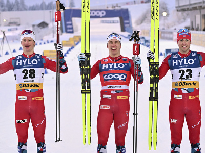 Ansgar Evensen, víťaz Erik Valnes a Even Northug po šprinte klasicky v Oberhofe