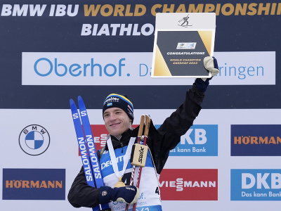 Švédsky biatlonista Sebastian Samuelsson sa teší na pódiu zo zisku zlatej medaily v hromadných pretekoch mužov na 15 km na majstrovstvách sveta