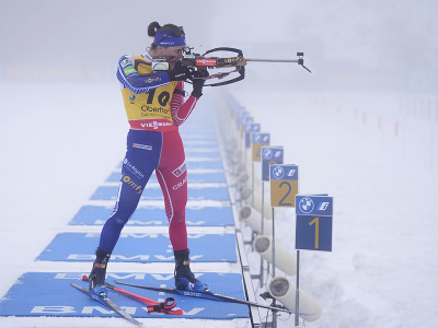 Julia Simonová strieľa stojku v stíhacích pretekoch na majstrovstvách sveta v nemeckom Oberhofe