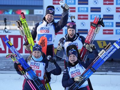 Na snímke nórski biatlonisti v zložení Ingrid Landmark Tandrevoldová, Marte Olsbu Röiselandová, Sturla Holm Laegreid a Johannes Thingnes Bö pózujú po zisku zlata v mixe štafiet na majstrovstvách sveta v biatlone 