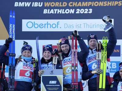 Na snímke nórski biatlonisti v zložení Ingrid Landmark Tandrevoldová, Marte Olsbu Röiselandová, Sturla Holm Laegreid a Johannes Thingnes Bö pózujú po zisku zlata v mixe štafiet na majstrovstvách sveta v biatlone