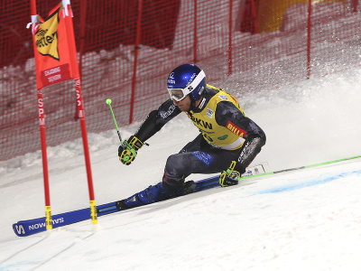 Slovenský lyžiar Adam Žampa na trati počas 1. kola nočného obrovského slalomu Svetového pohára