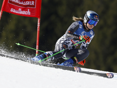 Novozélandská lyžiarka Alice Robinsonová na trati počas 1. kola finálového obrovského slalomu na podujatí Svetového pohára v rakúskom Saalbachu