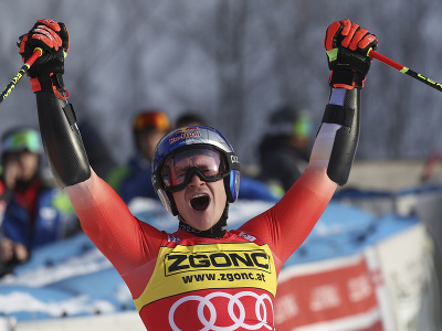 Švajčiarsky lyžiar Marco Odermatt sa teší v cieli z víťazstva po 2. kole obrovského slalomu Svetového pohára v talianskej Alta Badii