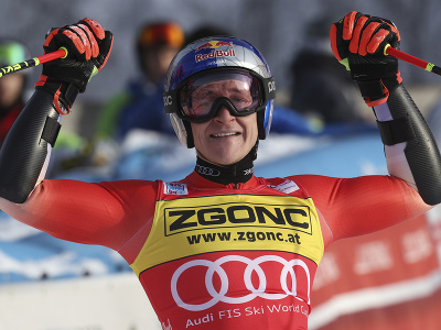 Švajčiarsky lyžiar Marco Odermatt sa teší v cieli z víťazstva po 2. kole obrovského slalomu Svetového pohára v talianskej Alta Badii