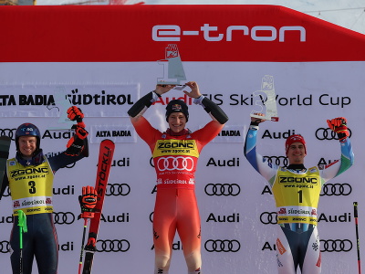 Švajčiarsky lyžiar Marco Odermatt sa teší na pódiu z víťazstva v obrovskom slalome Svetového pohára v talianskej Alta Badii