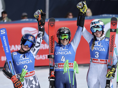 Talianska lyžiarka Federica Brignoneová (uprostred) sa raduje z víťazstva vo finálovom obrovskom slalome na podujatí Svetového pohára v rakúskom Saalbachu 17. marca 2024. Druhá bola Novozélanďanka Alice Robinsonová (vľavo) a tretia skončila Thea Louise Stjernesundová 