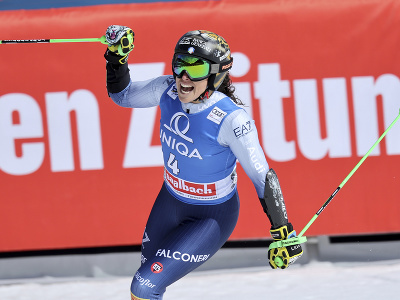 Talianska lyžiarka Federica Brignoneová sa raduje z víťazstva vo finálovom obrovskom slalome na podujatí Svetového pohára v rakúskom Saalbachu 