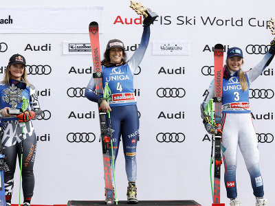 Talianska lyžiarka Federica Brignoneová (uprostred) sa raduje na pódiu z víťazstva vo finálovom obrovskom slalome na podujatí Svetového pohára v rakúskom Saalbachu 17. marca 2024. Druhá bola Novozélanďanka Alice Robinsonová (vľavo) a tretia skončila Thea Louise Stjernesundová
