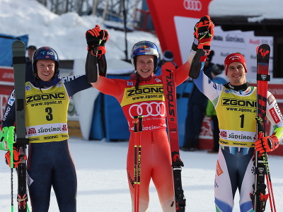 Švajčiarsky lyžiar Marco Odermatt (uprostred) sa teší v cieli z víťazstva v obrovskom slalome Svetového pohára v talianskej Alta Badii 19. decembra 2022. Na druhom mieste skončil Nór Henrik Kristoffersen (vľavo) a tretí skončil Slovinec Žan Kranjec
