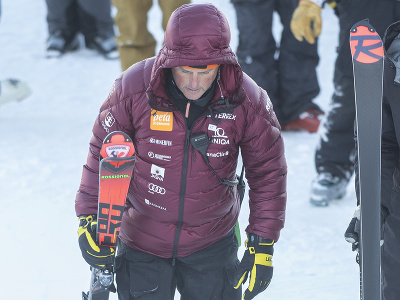 Na snímke tréner Mauro Pini po páde slovenskej lyžiarky Petry Vlhovej počas prvého kola obrovského slalomu žien v rámci Svetového pohára v alpskom lyžovaní v Jasnej