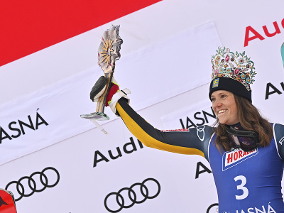 Na snímke švédska lyžiarka Sara Hectorová sa raduje na pódiu po výhre obrovského slalomu žien v rámci Svetového pohára v alpskom lyžovaní v Jasnej