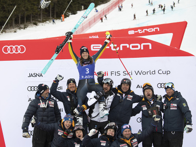 Na snímke švédska lyžiarka Sara Hectorová (uprostred) oslavuje so svojím tímom víťazstvo obrovského slalomu žien v rámci Svetového pohára v alpskom lyžovaní v Jasnej