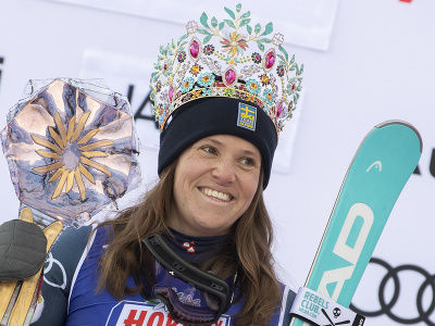 Na snímke švédska lyžiarka Sara Hectorová sa raduje na pódiu z víťazstva obrovského slalomu žien v rámci Svetového pohára v alpskom lyžovaní v Jasnej