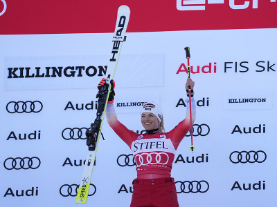 Švajčiarska lyžiarka Lara Gutová-Behramiová oslavuje na pódiu po jej víťazstve 2. kola obrovského slalomu Svetového pohára v americkom Killingtone 