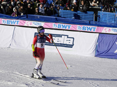 Švajčiarska lyžiarka Lara Gutová-Behramiová reaguje v cieli po 2. kole obrovského slalomu Svetového pohára v americkom Killingtone 