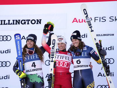 Švajčiarska lyžiarka Lara Gutová-Behramiová (uprostred) oslavuje na pódiu s druhou Taliankou Martou Bassinovou (vľavo) a treťou Švédkou Sarou Hectorovou (vpravo) po ich víťazstve 2. kola obrovského slalomu Svetového pohára v americkom Killingtone