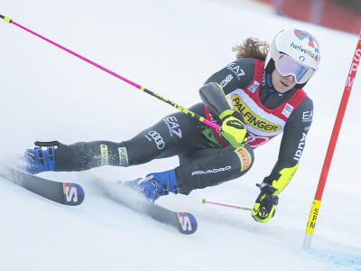 Na snímke talianska lyžiarka Marta Bassinová v 1. kole v obrovskom slalome žien Svetového pohára v alpskom lyžovaní v slovinskej Kranjskej Gore 