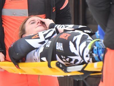 Na snímke novozélandská lyžiarka Alice Robinsonová na nosidlách po zranení v 2. kole v obrovskom slalome žien Svetového pohára v alpskom lyžovaní v slovinskej Kranjskej Gore