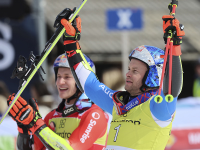 Švajčiarsky lyžiar Marco Odermatt (vľavo) sa teší po triumfe v obrovskom slalome Svetového pohára v alpskom lyžovaní v slovinskom stredisku Kranjska Gora