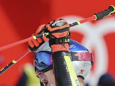 Švajčiarsky lyžiar Marco Odermatt sa teší po triumfe v obrovskom slalome Svetového pohára v alpskom lyžovaní v slovinskom stredisku Kranjska Gora