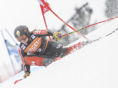 Valérie Grenierová na trati v 1. kole obrovského slalomu Svetového pohára v alpskom lyžovaní v slovinskej Kranjskej Gore