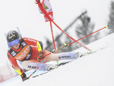 Lara Gutová-Behramiová na trati v 1. kole obrovského slalomu Svetového pohára v alpskom lyžovaní v slovinskej Kranjskej Gore