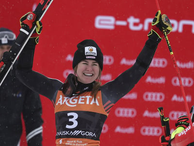 Valérie Grenierová sa raduje z víťazstva v obrovskom slalome v Kranjskej Gore