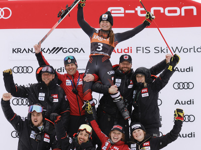 Valérie Grenierová oslavuje triumf v Kranjskej Gore spolu so svojim tímom