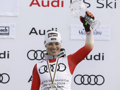 Švajčiarska lyžiarka Lara Gutová-Behramiová pózuje s malým glóbusom za obrovský slalom po finálovom obrovskom slalome na podujatí Svetového pohára v rakúskom Saalbachu