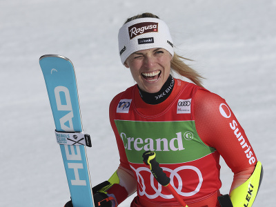 Švajčiarska lyžiarka Lara Gutová-Behramiová sa raduje z víťazstva v obrovskom slalome Svetového pohára v andorrskom Soldeu